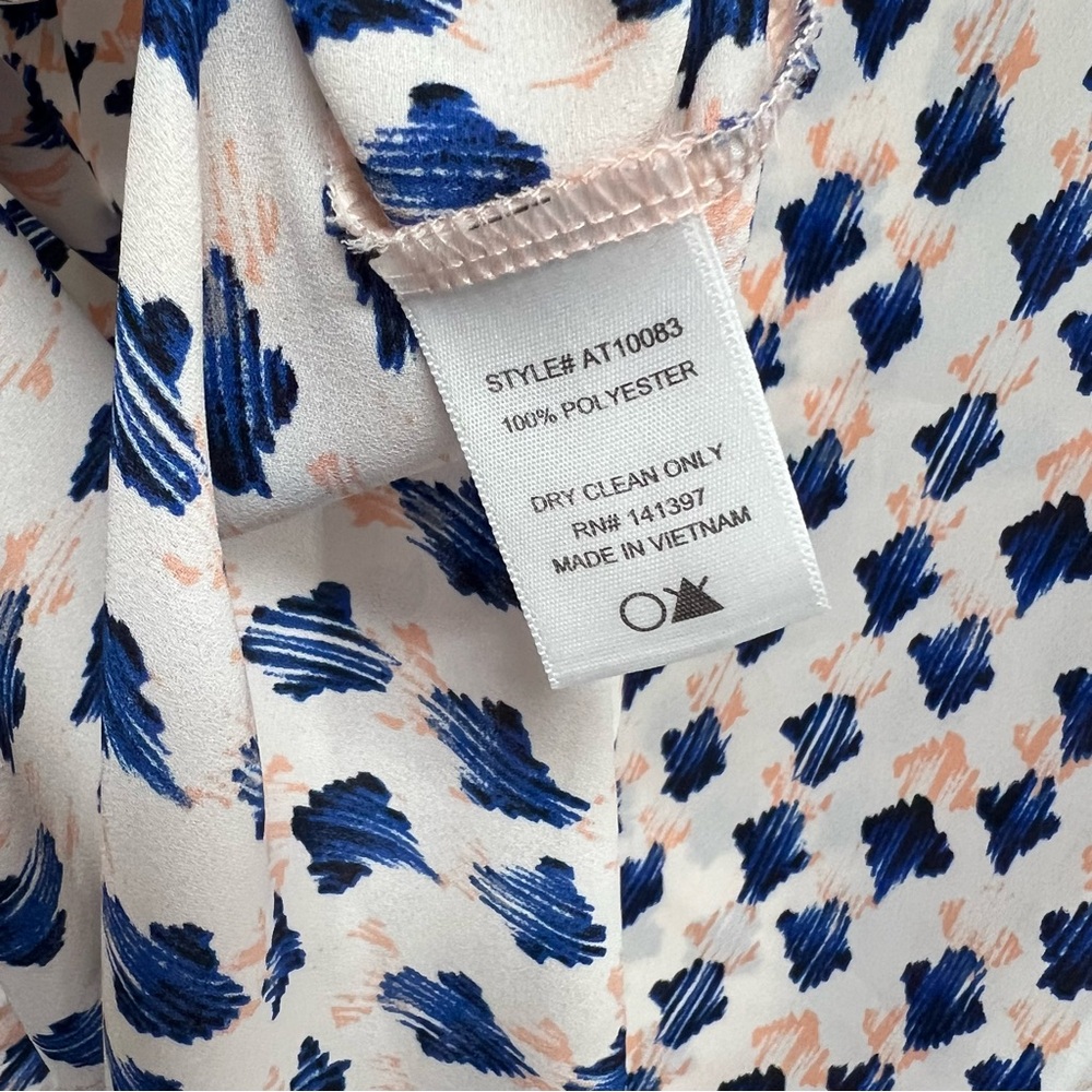 ASTR Blouse White Blue Modern Print Medium - Picture 5 of 6